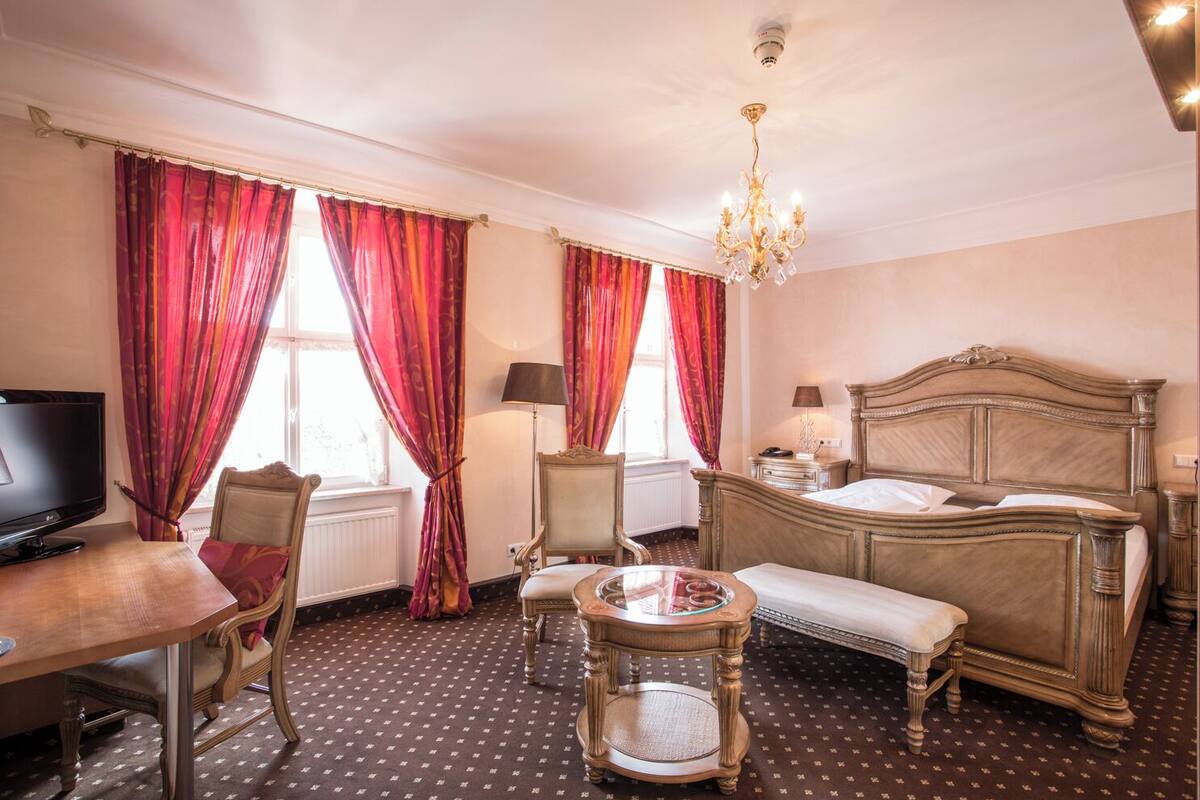 Quarto conforto (B) | Roupas de cama premium, frigobar, cofres nos quartos, escrivaninha