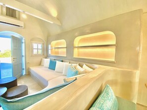 Vil·la prèmium, 2 dormitoris, piscina privada | Sala d'estar | Televisor de pantalla plana de 32 polzades amb canals per satèl·lit