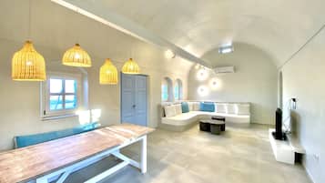 Premium-Villa, 2 Schlafzimmer, eigener Pool | Wohnzimmer | 32-Zoll-Flachbildfernseher mit Satellitenempfang, LCD-Fernseher
