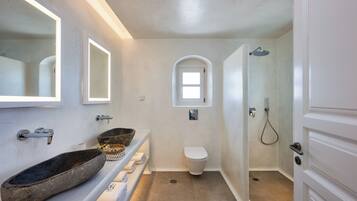 Villa – exclusive, 3 soverom | Bad | Designertoalettartikler, hårføner, badekåper og tøfler