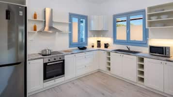 Apartamento, 2 habitaciones, bañera de hidromasaje, planta baja | Cocina privada | Frigorífico grande, microondas, horno y placa de cocina