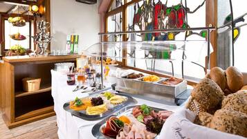 Free daily buffet breakfast