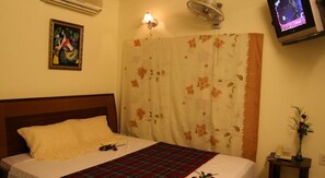 Habitación doble Deluxe, balcón | Escritorio, camas extra y wifi gratis