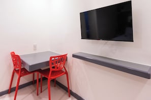 Executive Room, 1 Queen Bed | Living area