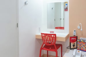 Quarto executivo, 1 cama Queen | Área de estar | TV de tela plana