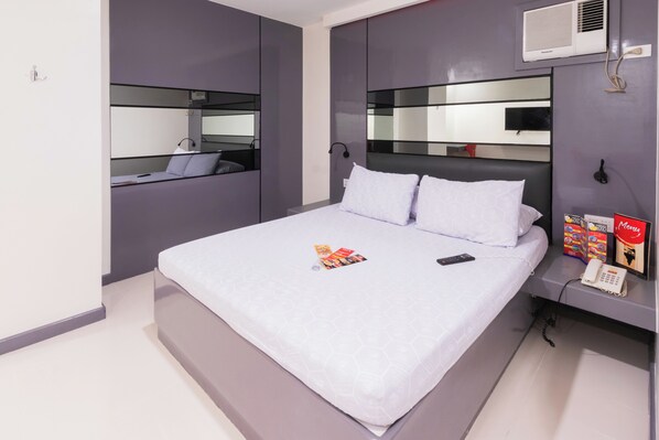 Executive Room, 1 Queen Bed | Desk, free WiFi