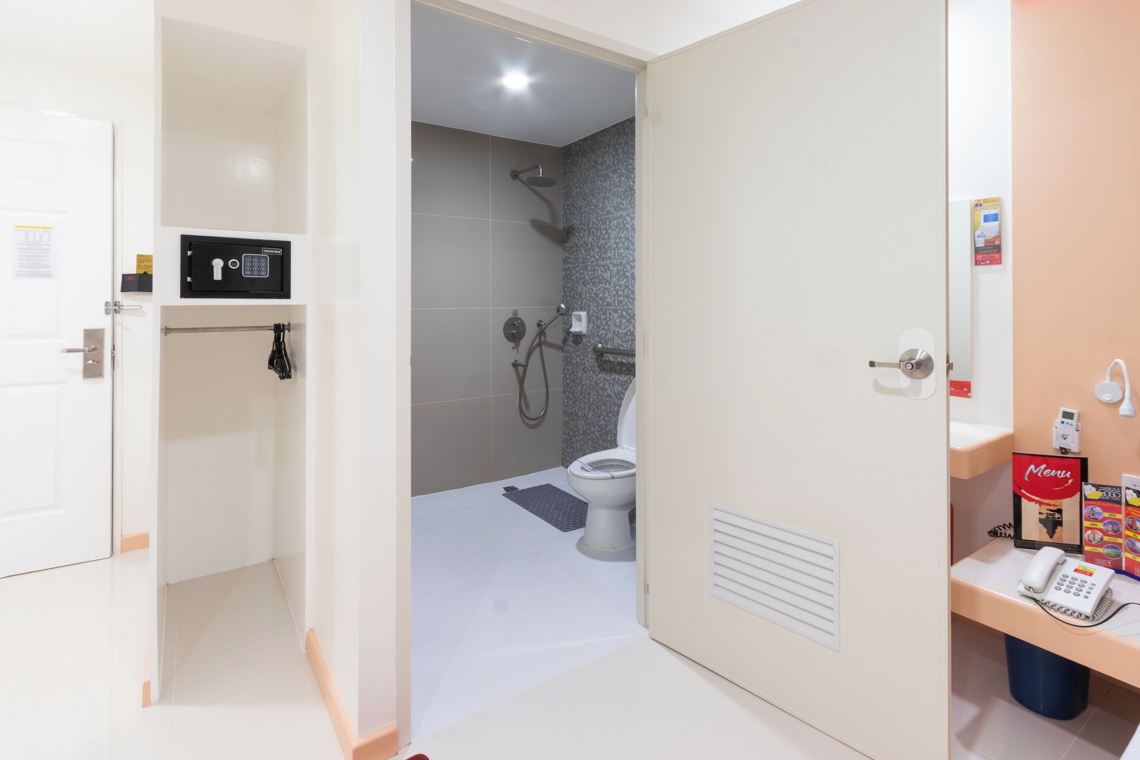 Executive Room, 1 Queen Bed | Bathroom | Shower, free toiletries, hair dryer, towels