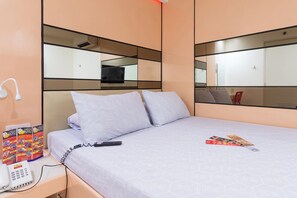 Executive kamer, 1 queensize bed | Een bureau, gratis wifi