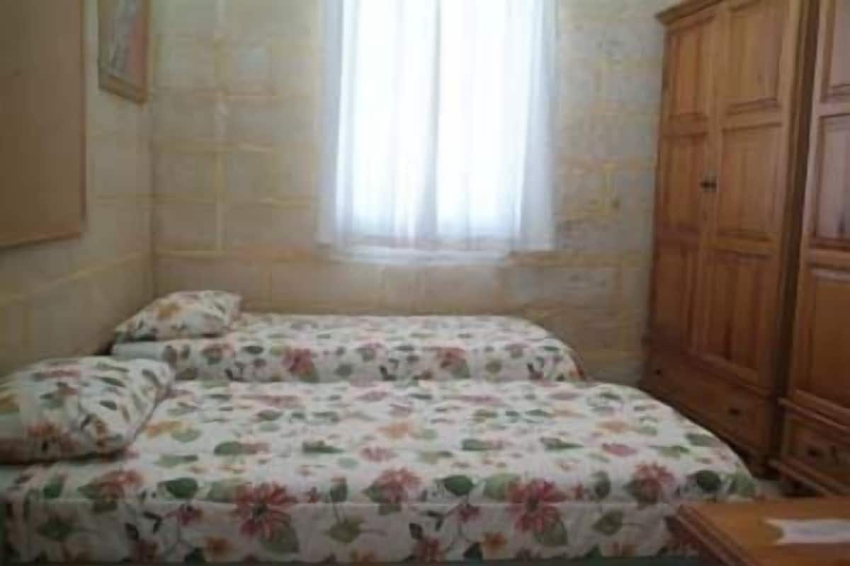 Cortinas blackout, cunas gratuitas, camas extra y wifi gratis
