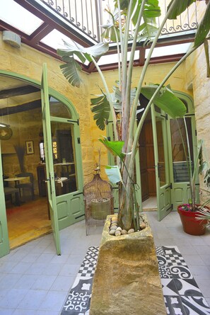 Kahden hengen junior-huone, 1 suuri parisänky, kylpyhuone makuuhuoneen yhteydessä, piha-alue | Terassi/patio