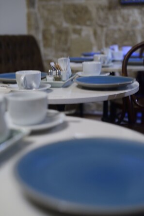 Breakfast area - The Burrow Guest House (Tarxien)