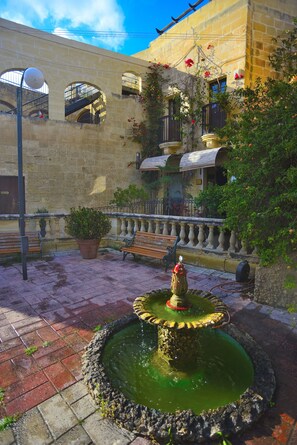 Garden - The Burrow Guest House (Tarxien)