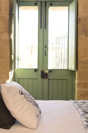 Double or Twin Room (En-suite bathroom & Patio) | In-room safe, desk, free WiFi, bed sheets - The Burrow Guest House (Tarxien)