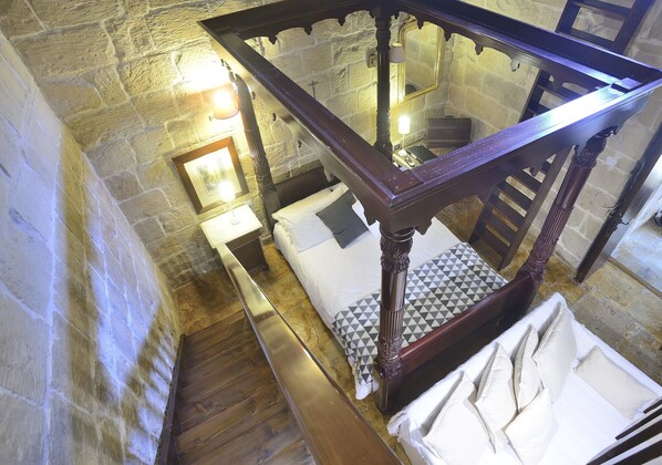 Luxury Suite, Ensuite | In-room safe, desk, free WiFi, bed sheets