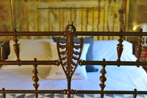 Kahden hengen huone (yksi tai kaksi sänkyä) (En-suite bathroom & Patio) | Tallelokero huoneessa, työpöytä, ilmainen Wi-Fi, vuodevaatteet