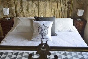 Double or Twin Room (En-suite bathroom & Patio) | In-room safe, desk, free WiFi, bed sheets - The Burrow Guest House (Tarxien)