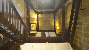 Luxury Suite, Ensuite | Peti besi dalam bilik, meja, Wi-fi percuma, cadar katil