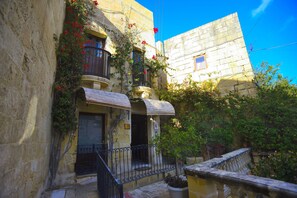 Property entrance - The Burrow Guest House (Tarxien)