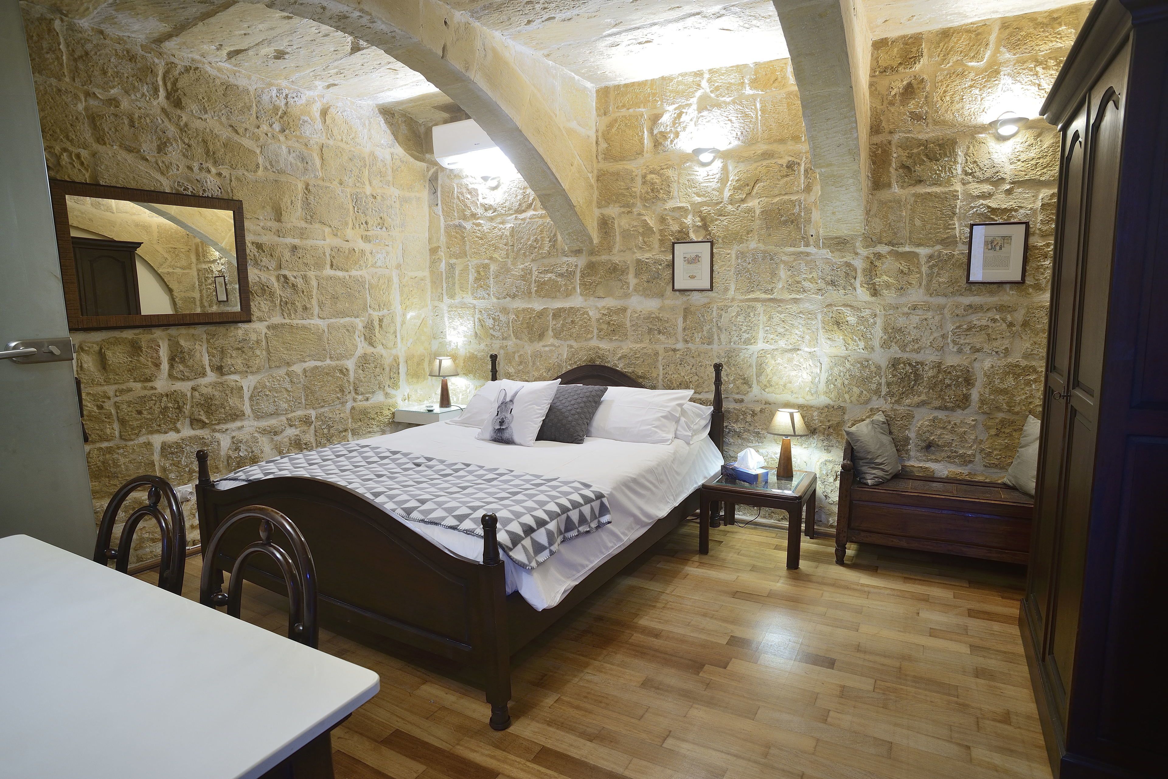 Doppia Junior, 1 letto king, bagno in camera, sul cortile | Una cassaforte in camera, una scrivania, Wi-Fi gratuito, lenzuola