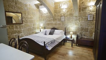 Junior Double Room, 1 King Bed, Ensuite, Courtyard Area | In-room safe, desk, free WiFi, bed sheets