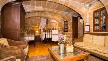 Suite, Private Bathroom, Ground Floor | Peti besi dalam bilik, meja, Wi-fi percuma, cadar katil