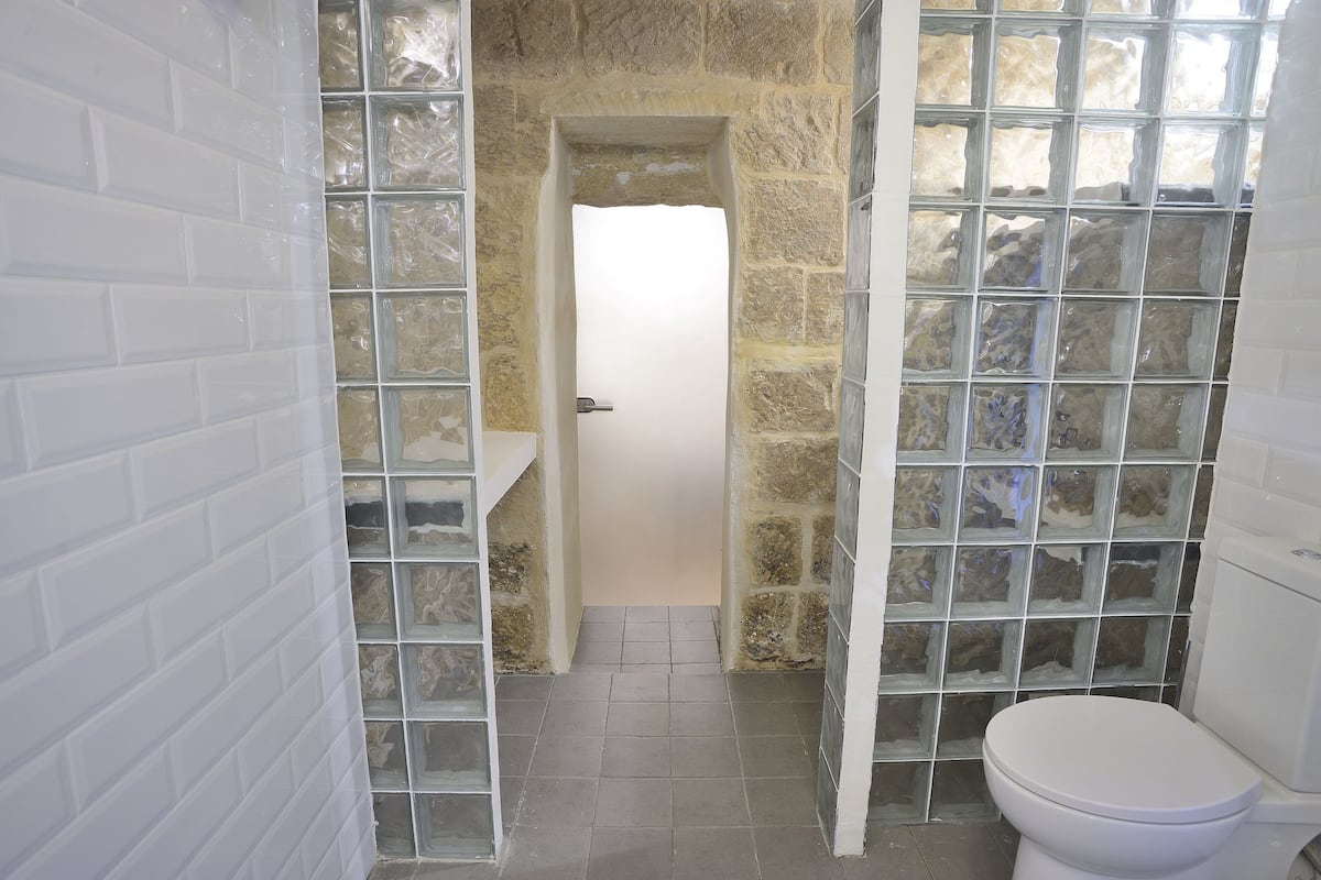 Junior-dobbeltværelse - 1 kingsize-seng - eget badeværelse - gårdsplads | Badeværelse | Gratis toiletartikler, hårtørrer, håndklæder
