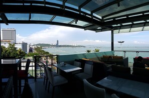 Terrace/patio - Serenotel Pattaya Beach Front (Pattaya)