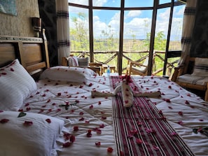 Traditional Suite, 1 King Bed, Balcony, Mountain View | Free WiFi, bed sheets