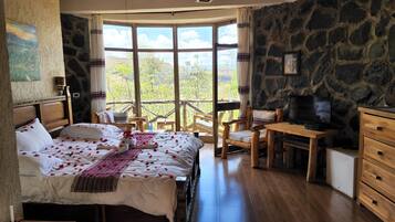 Suite Tradisional, 1 Tempat Tidur King, balkon, pemandangan gunung | Wi-Fi gratis dan seprai linen