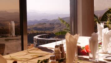 Se sirven desayunos, comidas, cenas y cocina internacional