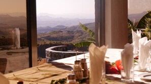 Serveert ontbijt, lunch, diner, internationale gerechten 