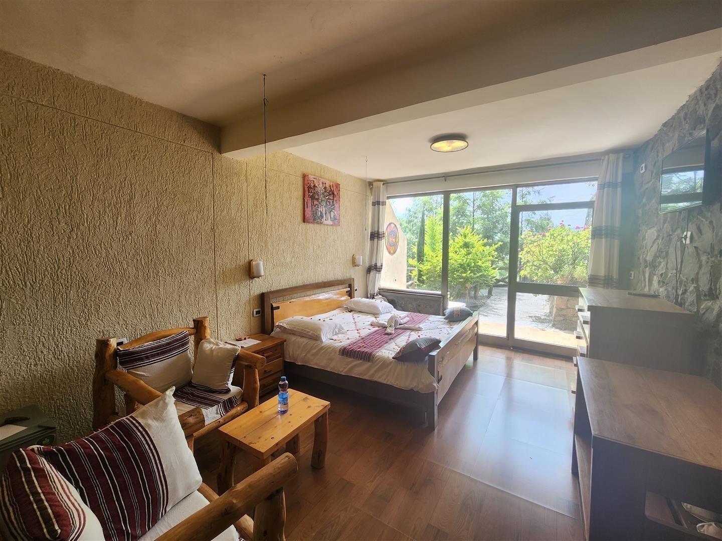 Honeymoon Studio Suite, 1 King Bed, Mountain View | Free WiFi, bed sheets