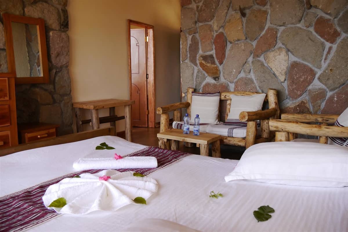 Deluxe-Vierbettzimmer, 2 Schlafzimmer, Balkon, Bergblick | Kostenloses WLAN, Bettwäsche