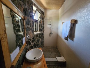 Suíte tradicional, 1 cama King, sacada, vista para a montanha | Banheiro | Secador de cabelo, toalhas de banho