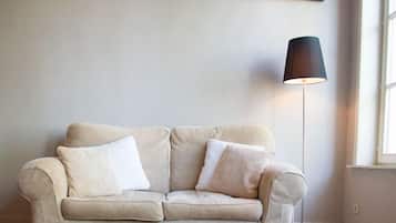Habitación doble estándar | Área de sala de estar | Televisión de pantalla plana