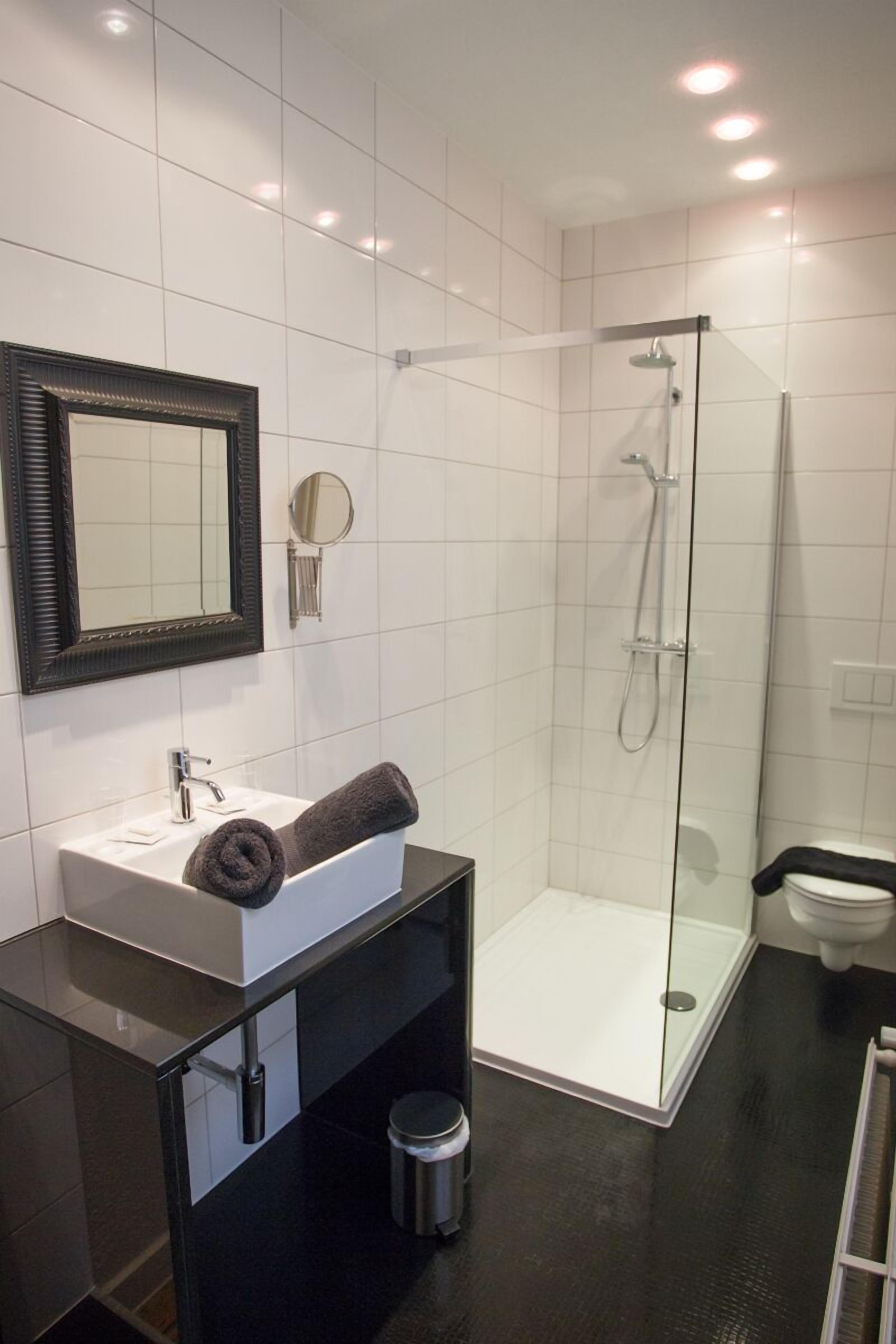 Standaard tweepersoonskamer | Badkamer | Een douche, gratis toiletartikelen, een haardroger, handdoeken