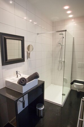 Habitación estándar doble | Baño | Ducha, artículos de higiene personal gratuitos y secador de pelo