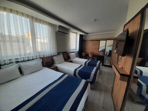 Habitación cuádruple familiar | Minibar, escritorio, tabla de planchar con plancha y wifi gratis