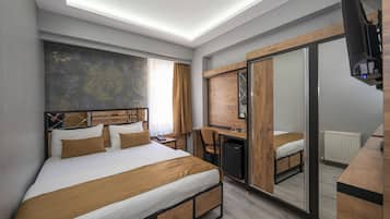 Deluxe Double or Twin Room | Bar mini, meja, seterika/papan seterika, Wi-fi percuma