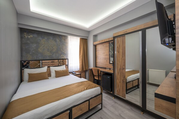 Habitación Deluxe con 1 cama doble o 2 individuales | Minibar, escritorio, tabla de planchar con plancha y wifi gratis