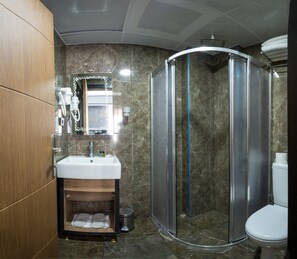 Amenidades de baño gratuitas, secadora de cabello, toallas 