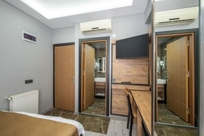 Habitación individual Deluxe | Minibar, escritorio, tabla de planchar con plancha y wifi gratis