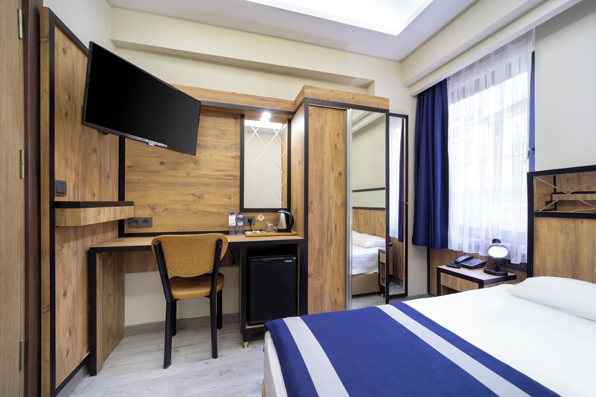 Minibar, skrivebord, strykejern/-brett og wi-fi (inkludert)
