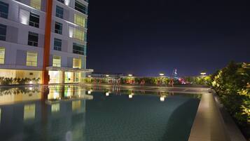 สระว่ายน้ำกลางแจ้ง