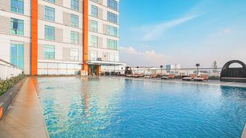 Una piscina al aire libre
