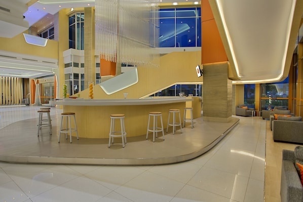 Eine moderne Bar mit einer gebogenen Theke und fünf Hockern.