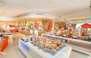 Petit déjeuner buffet (130000 IDR par personne)