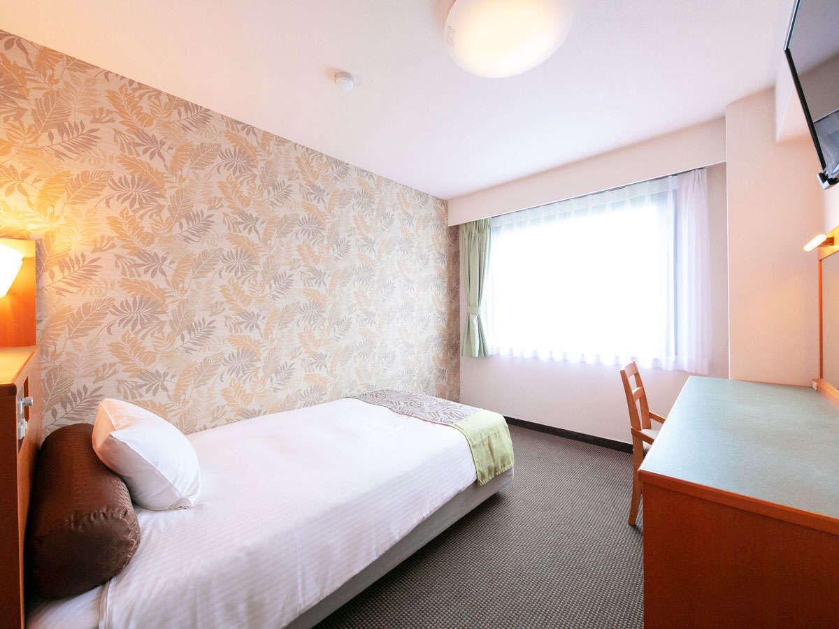 羽絨被、書桌、遮光 窗簾/窗簾、熨斗/熨衫板