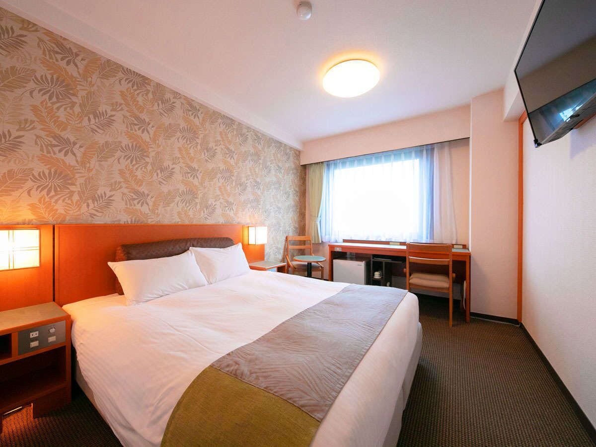 羽絨被、書桌、遮光窗簾/窗簾、熨斗/熨衫板