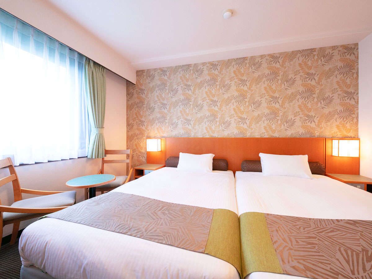 羽絨被、書桌、遮光窗簾/窗簾、熨斗/熨衫板